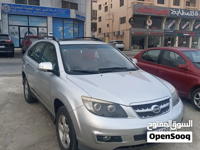 BYD - 2015. very good condition. Sunroof, keyless entry. SUV, LED SCREEN, REAR AND SIDE CAMERA,