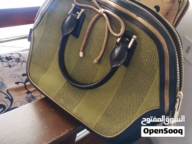 حقيبة Burberry Prorsum الأصلية. مصنوعة من القماش المنسوج بنمط الشفرون والجلد الأسود الفاخر. جديدة