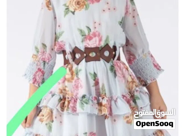 فستان شيفون تركي جميل. مع حزام في الوسط