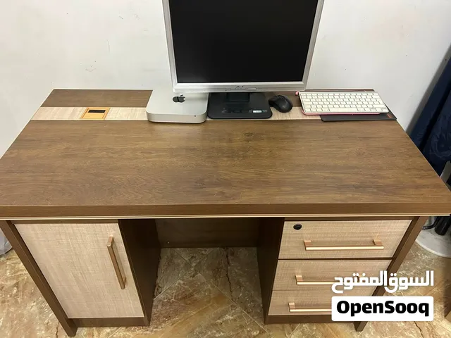 ميز مكتبي خشبي