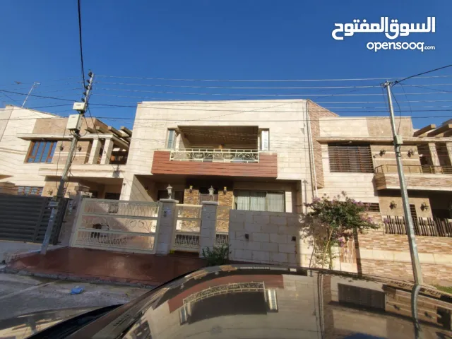 بيت مميز مع مسبح للبیع قرب مجمع الامبایر
