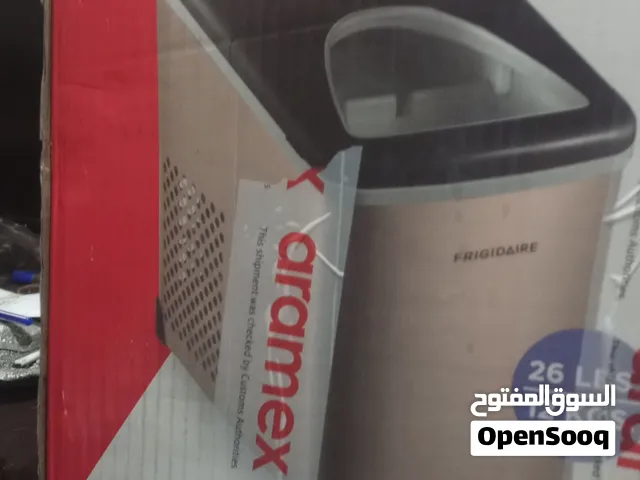 فريجيدير - ماكينة صنع ثلج سطحية من الفولاذ المقاوم للصدأ بسعة 26 رطلاً  تُنتج 9 مكعبات ثلج كل 7-15