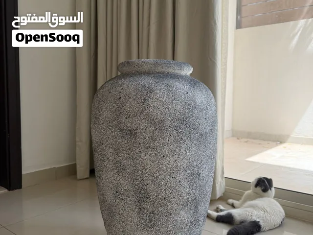 تشكيلة تحف وفازات ديكورية فاخرة بحالة ممتازة