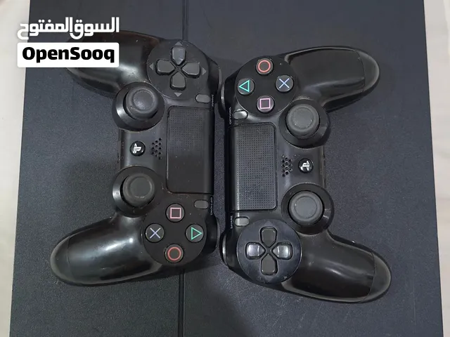 سوني 4 مهكره عليها العاب ومعها 2 يدة