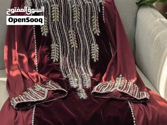 مخمل حرير ايطالي شغل شك يدوي خرز وكرستال طقم او مفرد.. الكبير 14 ريال والصغير 11 ريال.. الصغير من عم