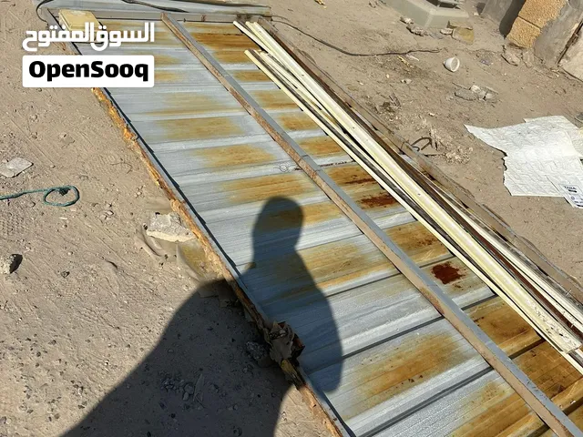باب محل قياس 2 متر وسقيفة عدد 2 وميز حديد