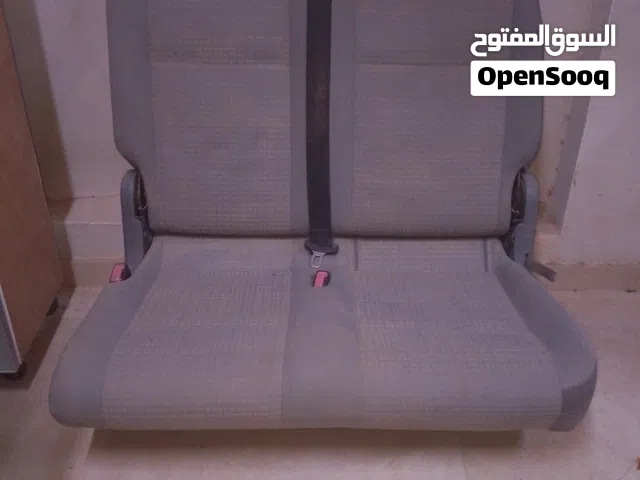 كراسي للمقاعد الخلفية لسيارة كادي أو بيجو بارتنر بحالة جيدة جداً