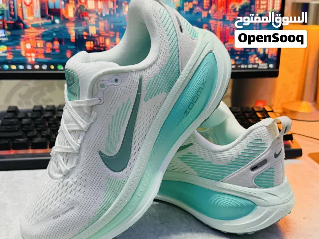 Nike Running Vomero 18  zoomx trainers in white and light blue new