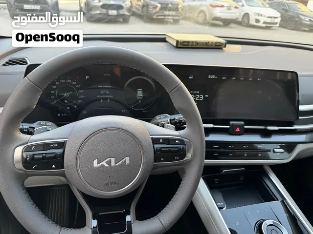 كيا سبورتاج ابيض نصفها العلوى اسود موديل 2026 زيرو وارد الكويت