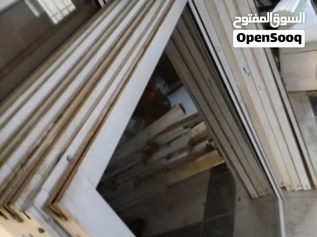 عشرة شبابيك مقاسات مختلفة لشقتين مع باب برودة لون أبيض مع المناخل والحلوق