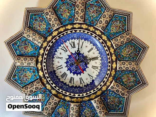 ساعة حائط تراثية وفاخرة مصممة يدوياً رسم يدوي مع تطعيم وتكسية . قطر 32 سم
