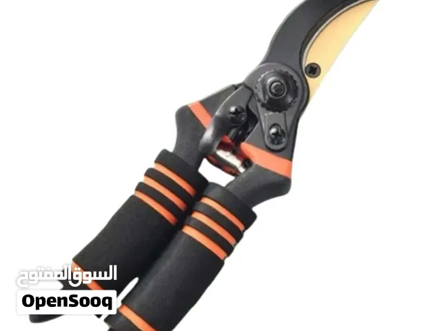 مقصات وفأس