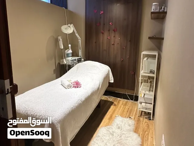 تم تعديل السعر فرصة صالون متكامل وجاهز للبيع في موقع مميز