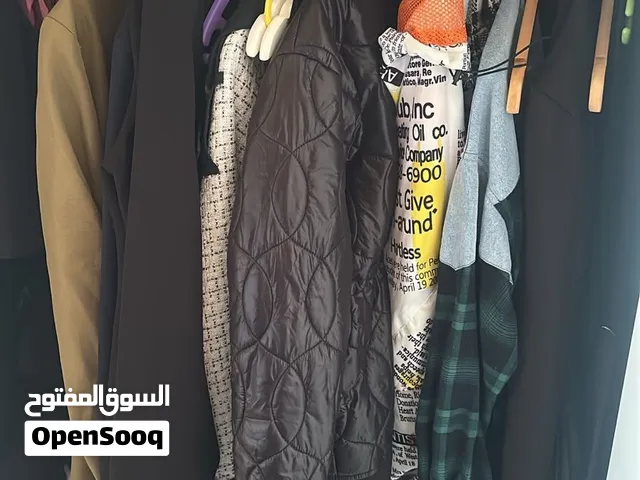 ملابس  مستعمله نظيفة.  استعمال شخصي  بليزر جاكت بنطلون جينز وقماش  بلوزات بجامات  اي قطعه  دينار