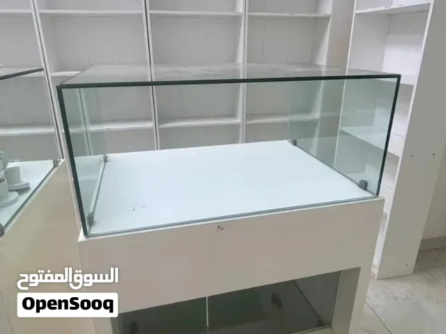 طاولات عرض زجاجيه مع دولاب خشب