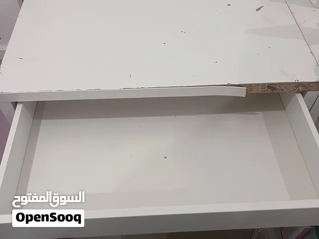 مكتب مستعمل  جيد زي ما موجود في الصوره