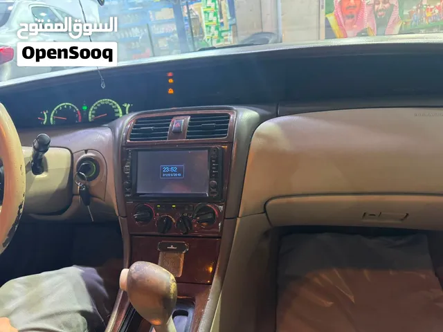 للبيع سيارة تويوتا افالون موديل 2000