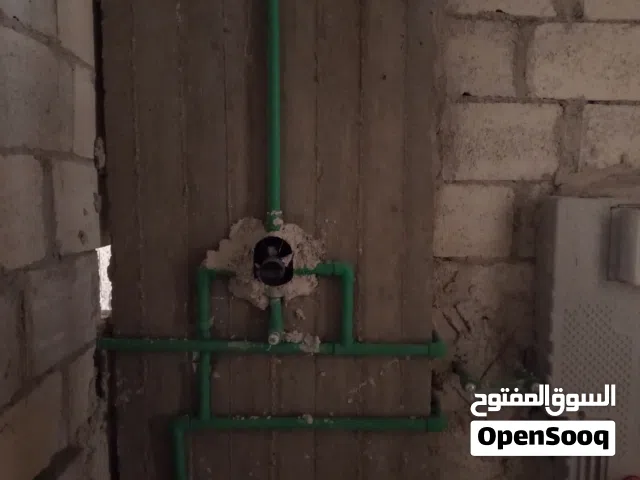معلم صحية سباك حرفية عالية تمديد شقق سكنية ومسابح و طاقات شمسية و تدفئة مركزية بئعلى تقنيات