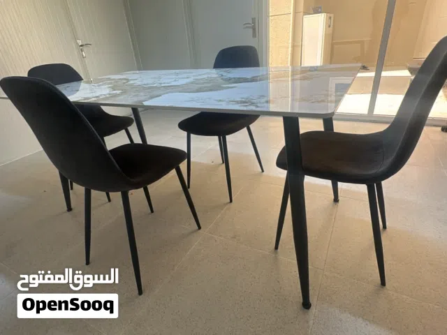 طاولة طعام مع اربع كراسي