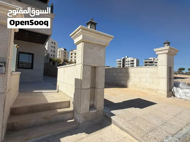 للإيجار شقة أرضية فاخرة في الجبيهة مقابل قصر الأميرة بسمة – أول ساكن. مطل على شارع الأردن