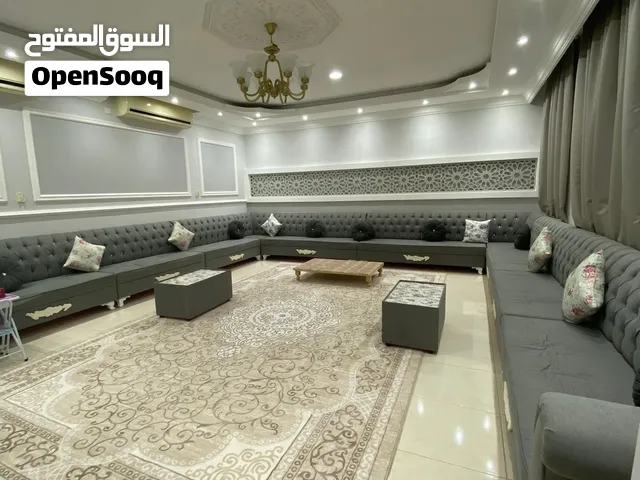 كنب وطاولات للبيع