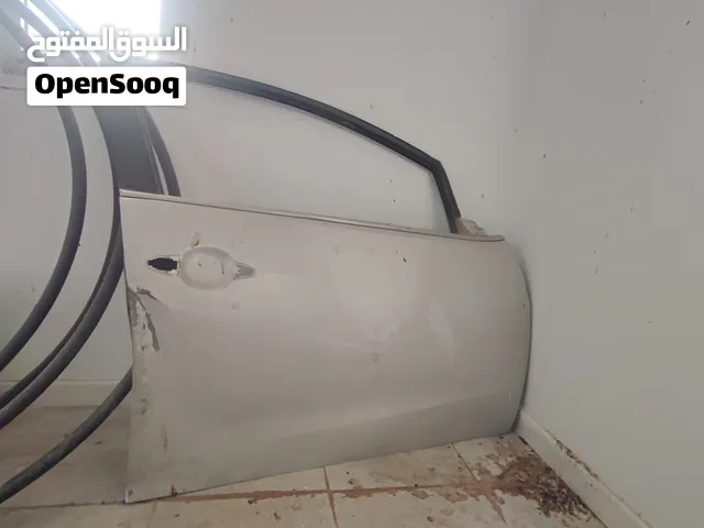 باب سيراتو 2014، أمامي يمين السائق .