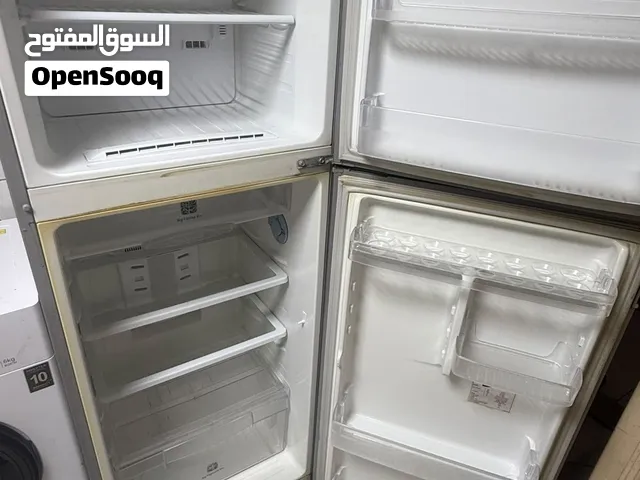 للبيع فريزر بحاله ممتازه و ثلاجه بحاله ممتازه وطقم سفره طعام من 6 كراسى وسفره من إيكيا