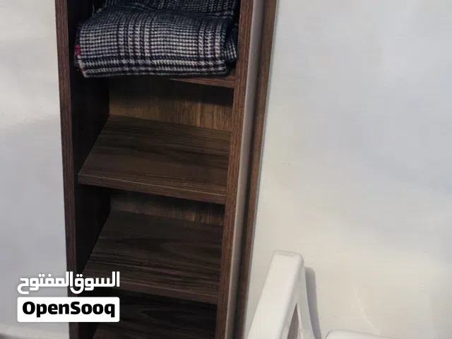 رف يتعلق بالعرض او بالطول يجي في مكاتب او غرب نوم او تحت الشاشات