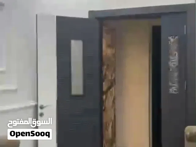 شقة جديدة مفروشة بالكامل الدور الرابع في السراج بداية شارع البغدادي مقابل مدرسة الغيران مقسم هادئ .