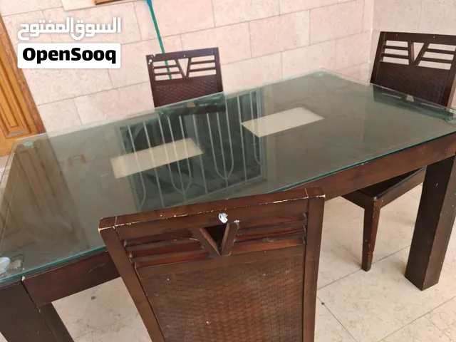 سفرة أكل خشب مع سطح زجاجي 150 سم * 90 سم ومعاها 3 كراسي بحالة جيدة
