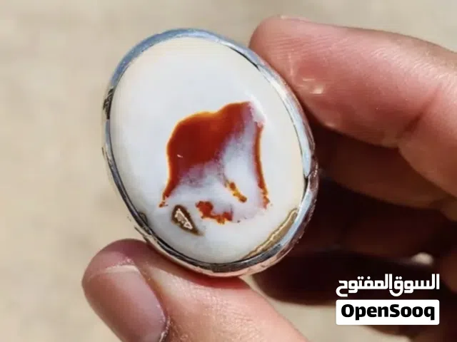 خاتم عقيق يماني ابيض ابيض مصور ملفت للنظروالناظرين حجر نادر ومصور طبيعي