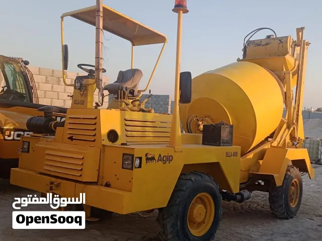 2008 خلاطة خرسانة سيلأ ايطالي 4000،ليتر فورويل  تحميل وتفريغ ذاتي قليل عملت335ساعة فقط بحالة الوكالة
