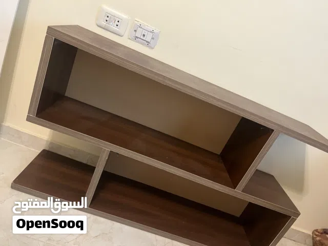 طاولة تلفاز خشب بني للبيع الرجاء عدم الاتصال فقط رسائل