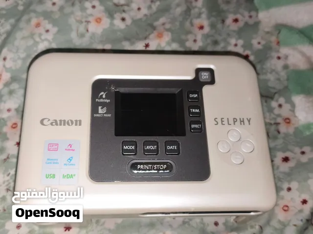 طابعة صور مدمجة من نوع كانون سيلفي (Canon SELPHY)، ويبدو أنها طراز قديم مثل Canon SELPHY CP720 أو CP