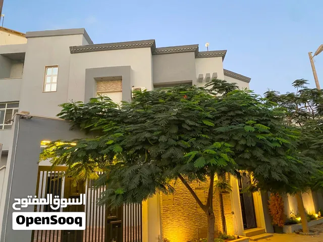 فيلا ثلاث طوابق تشطيب حديث