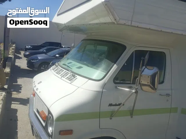 كرفان 1973 كلاسيك نوع دوج مجهز بالكامل من الداخل شاشات وغرفة سفره و سرير وحمام وغاز وثلاجه ومايكرويف