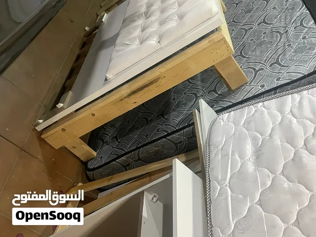 سرير  عرض 110 سم  مع راسية قماش شمواه  وتسريحة عرض 120  مع فرشة  زنبركية جديدة.