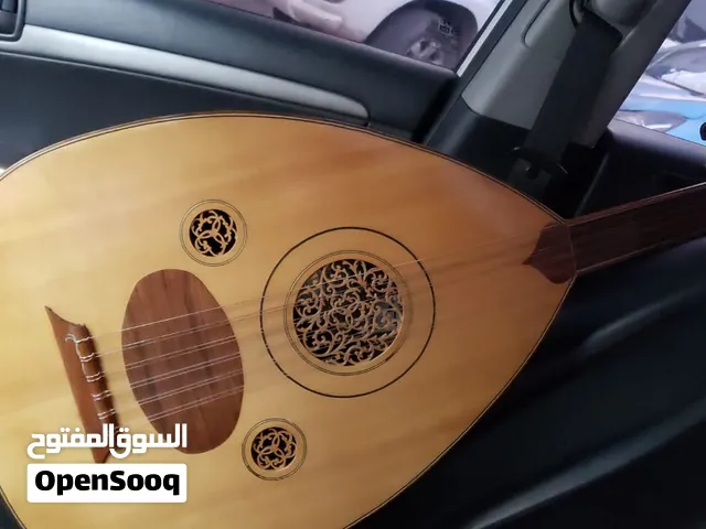 عود تركي نظيف وخال من العيوب ، مصنوع من خشب الجوز عام 1986 ، مجدد من خالد بيطار جده ،  مفاتيح ابنوس