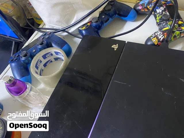 900بلاستيشن 4 نظيفه جدا معها مقابض  وتكرم بعطيك مع سيدياتها هديه