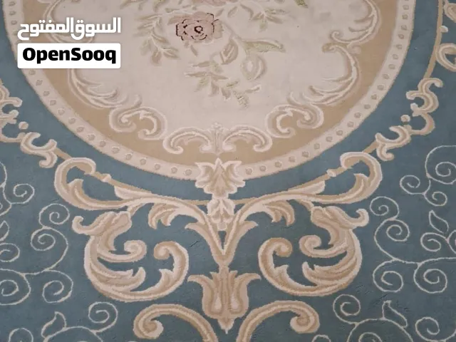 سجادة بتصميم حلو و بحالة جيدة ، معتنى فيها و حالتها موضحة بالصور