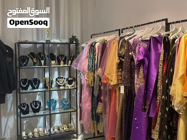 مشروع مصممة مشهورة للبيع بالعلامة التجارية ورقم الهاتف به اكثر من ألفين عميل