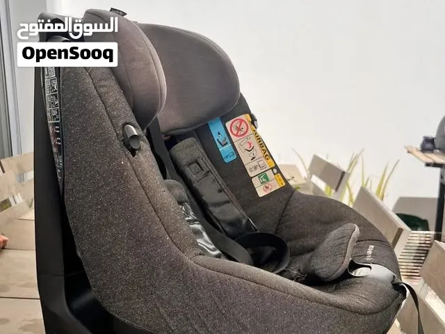 Maxi-Cosi Axissfix plus 360 and mamas & papas booster seat