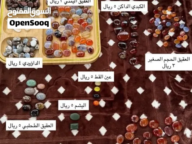 أحجار كريمه وجوده مختلف الألوان والاحجام