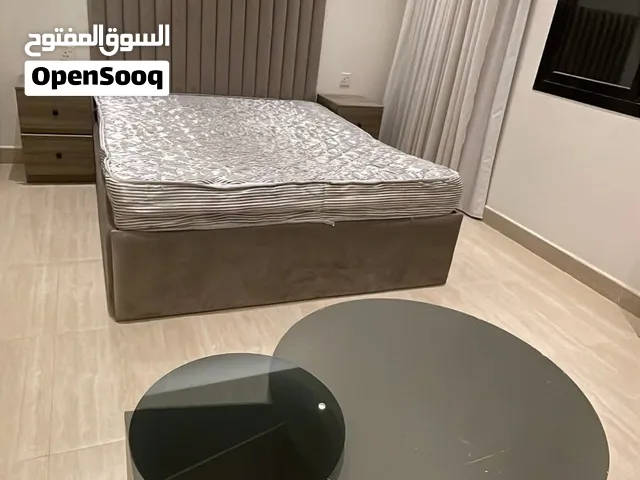 سرير مع مرتبه 180 ف مترين مع كومدينه2