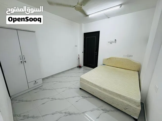 للايجار غرفة ودورة مياه مؤثثة وشاملة الفواتير بالخوير جنب K. M Hypermarket