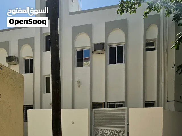 فله طابقين تتكون من شقتين الدور الأرضي يتكون من غرفتين ودوراه مياه ومطبخ واستور الدور الثاني يتكون م