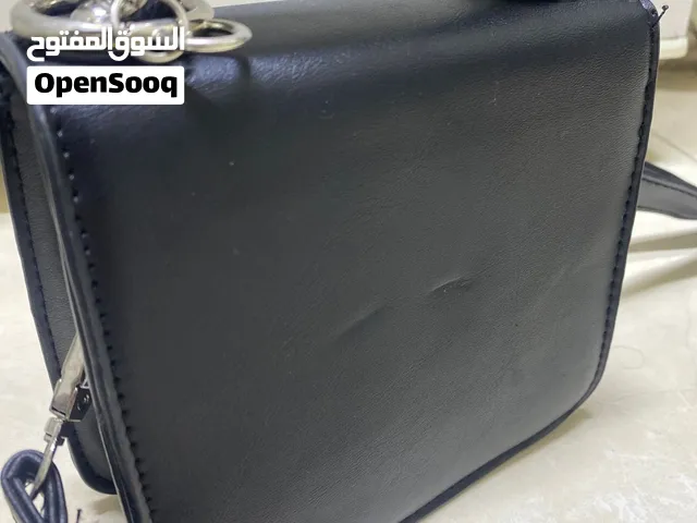 شنطه حلوه ومرتبه وشكلها حلو