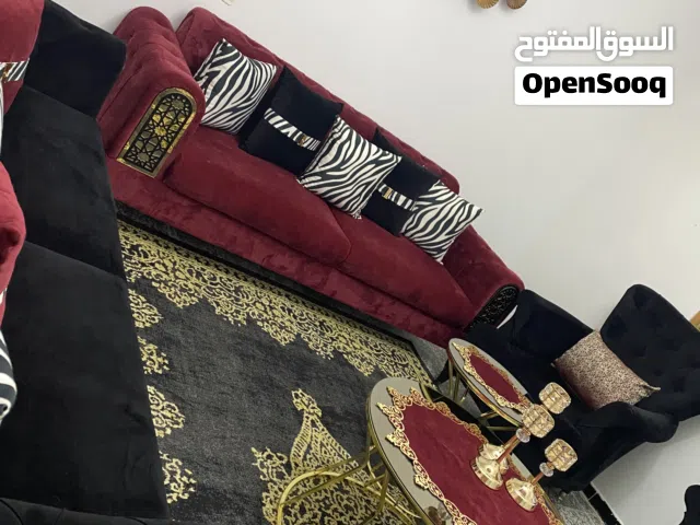 طقم كنب استعمال بسيط مع سجادة مع اربع طاولات السعر غير قابل للنقاش