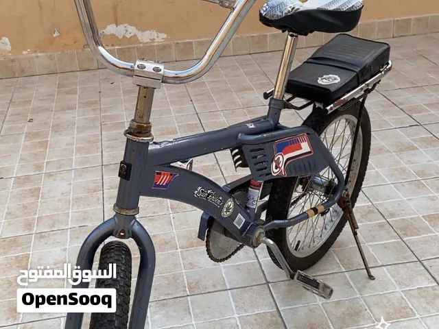 للبيع رامبو مقاس 20 مع لون مميز جداً السيكل نضيف ما يعاني من اي مشكله تماما مع بريك خلفي قوي جدا )))