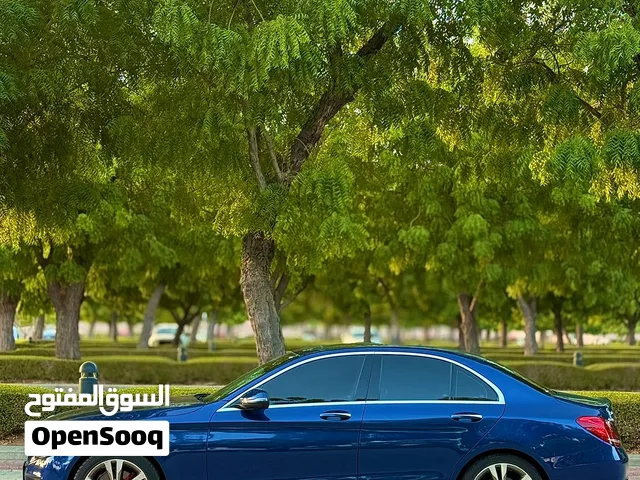 مرسيدس C300 موديل 2018 بحادث بسيط وبلون أزرق ديواني مميز فص واحد قمة في النظافة